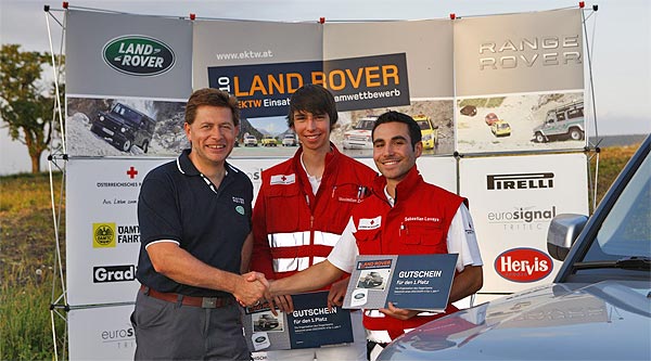 Mag. Georg Staudinger (General Manager Land Rover Austria) mit dem Gewinner-Duo
