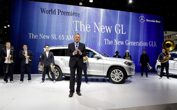 Dr. Joachim Schmidt, Mitglied der Geschftsleitung Mercedes-Benz Cars, Vertrieb & Marketing, vor der neuen GL-Klasse