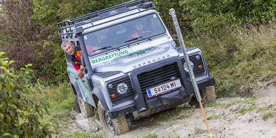 Land Rover Einsatzkrfte-Teamwettbewerb 2014: Ein Defender in Action