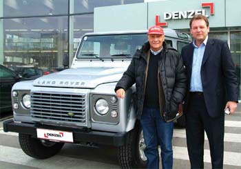 Niki Lauda mit seinem Land Rover Defender 