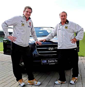 Josef Hickersberger und Andreas Herzog vor einem Hyundai Santa Fe