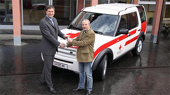 Jaguar Land Rover Austria Geschftsfhrer Peter Modelhart bergibt das Fahrzeug an Bernd Petertill