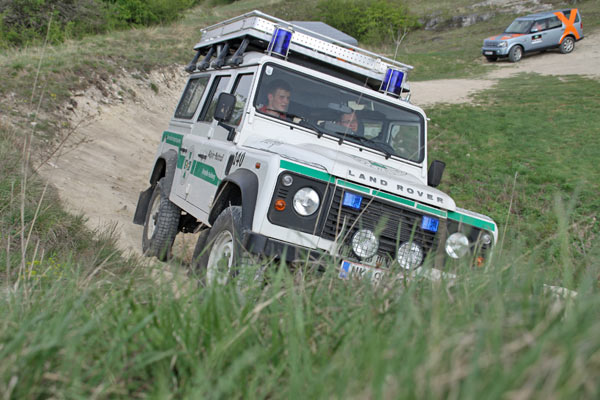 Niederösterreichische Bergrettung mit Land Rover Defender