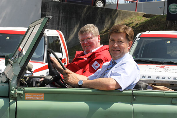 and Rover Austrias General Manager Mag. Georg Staudinger und der Generalsekretr des sterreichischen Roten Kreuzes, Dr. Wolfgang Kopetzky im gelaendewagen.at Land Rover aus 1966