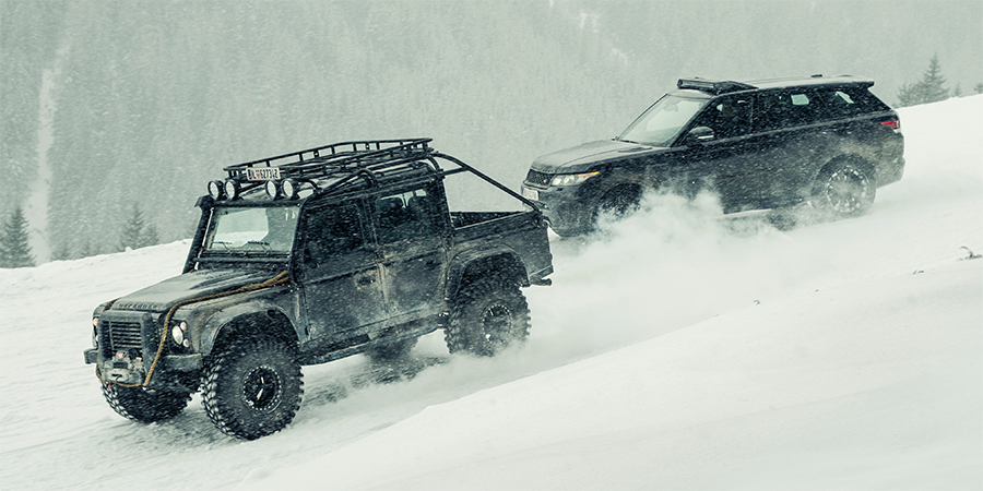 Land Rover präsentiert James Bond-Fahrzeuge